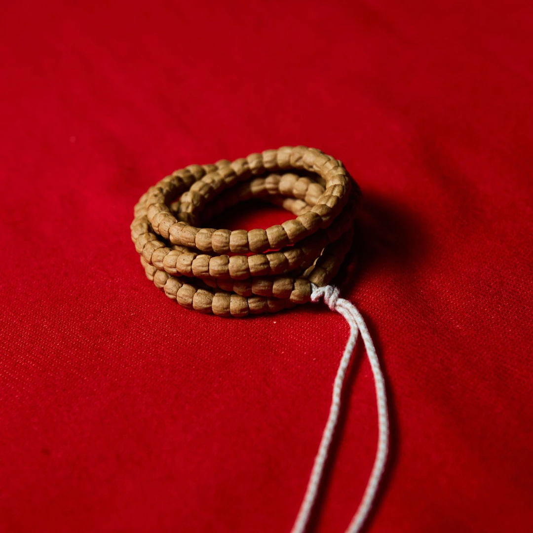 Y06-热振顺纹微斜切玉化皮-享物·饰品柏香籽长串