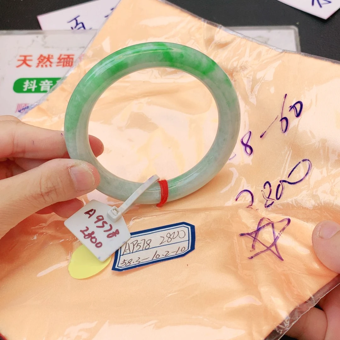 翡翠手镯未镶嵌翡翠