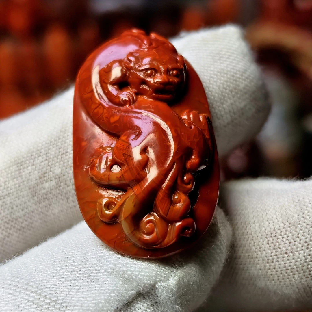 南红原矿包浆料精工雕刻螭龙吊坠