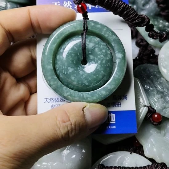 翡翠未镶嵌颈饰挂件