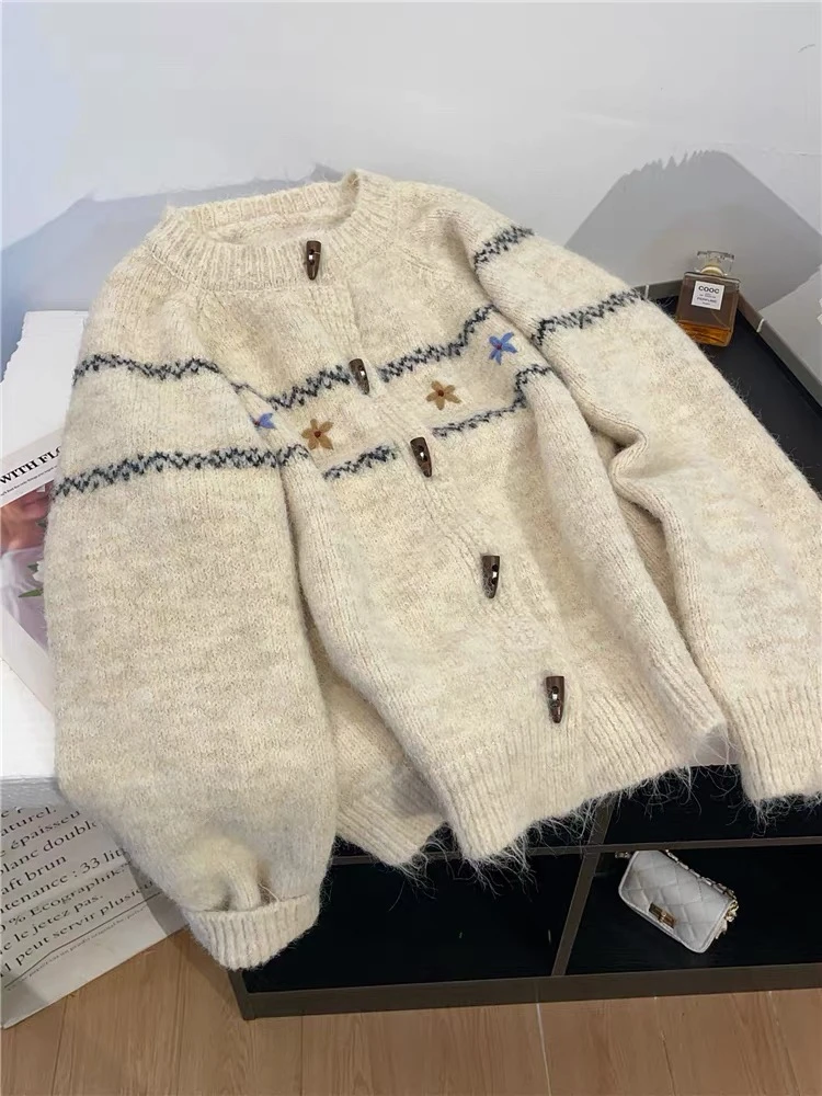 温柔复古提花刺绣牛角扣毛衣开衫女秋冬宽松减龄慵懒针织外套上衣