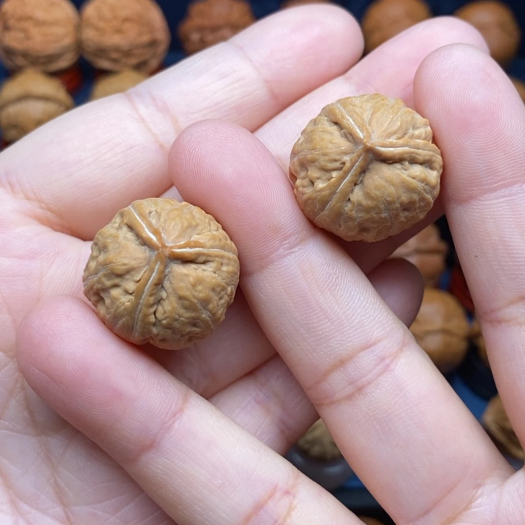 文玩核桃把件手捻龙珠正奔