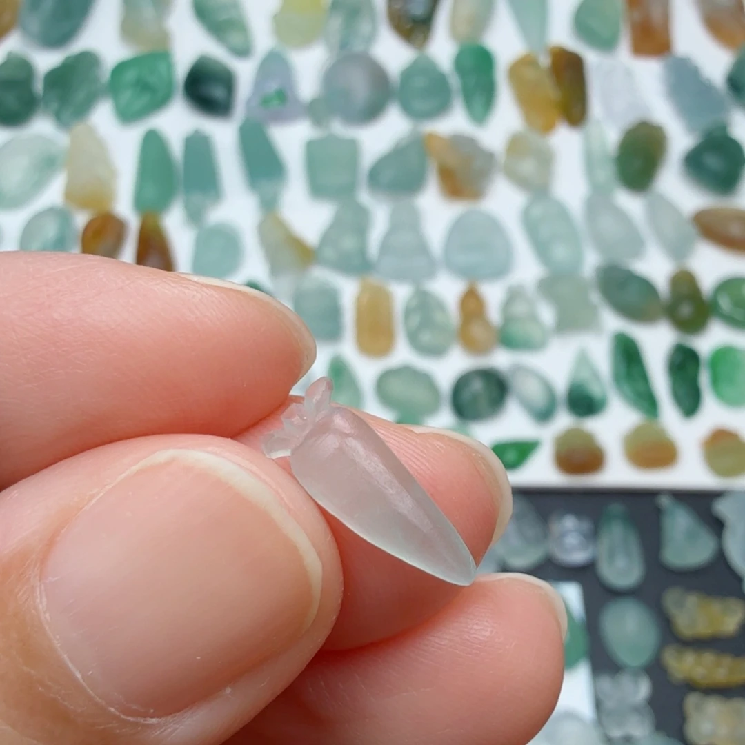 未镶嵌定制翡翠小萝卜