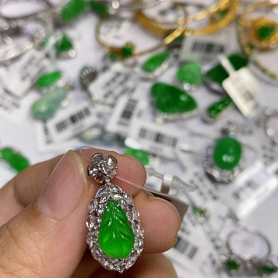 【闪购商品】颈饰18K金镶嵌翡翠蓉吊坠