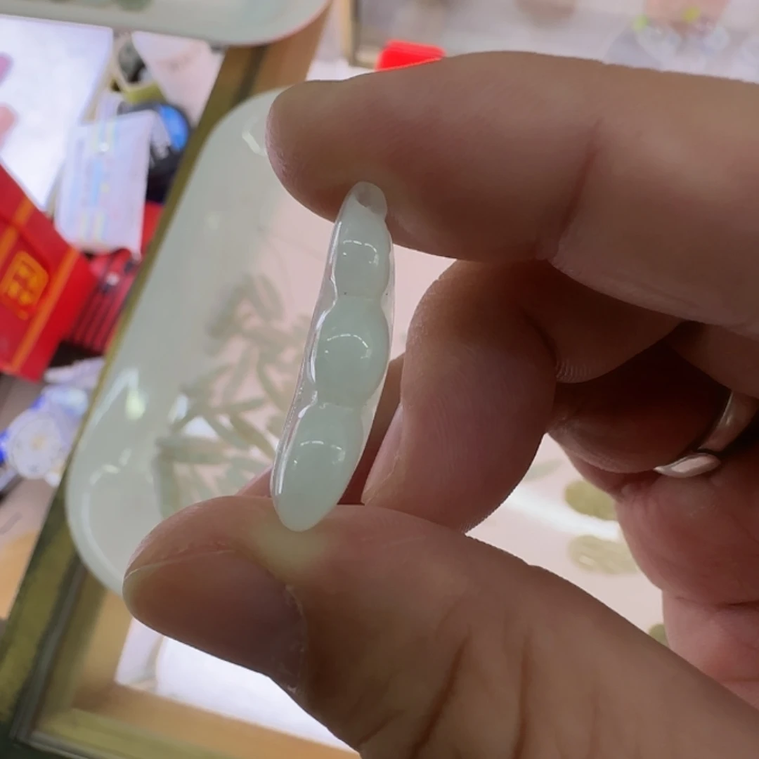 翡翠未镶嵌颈饰福豆