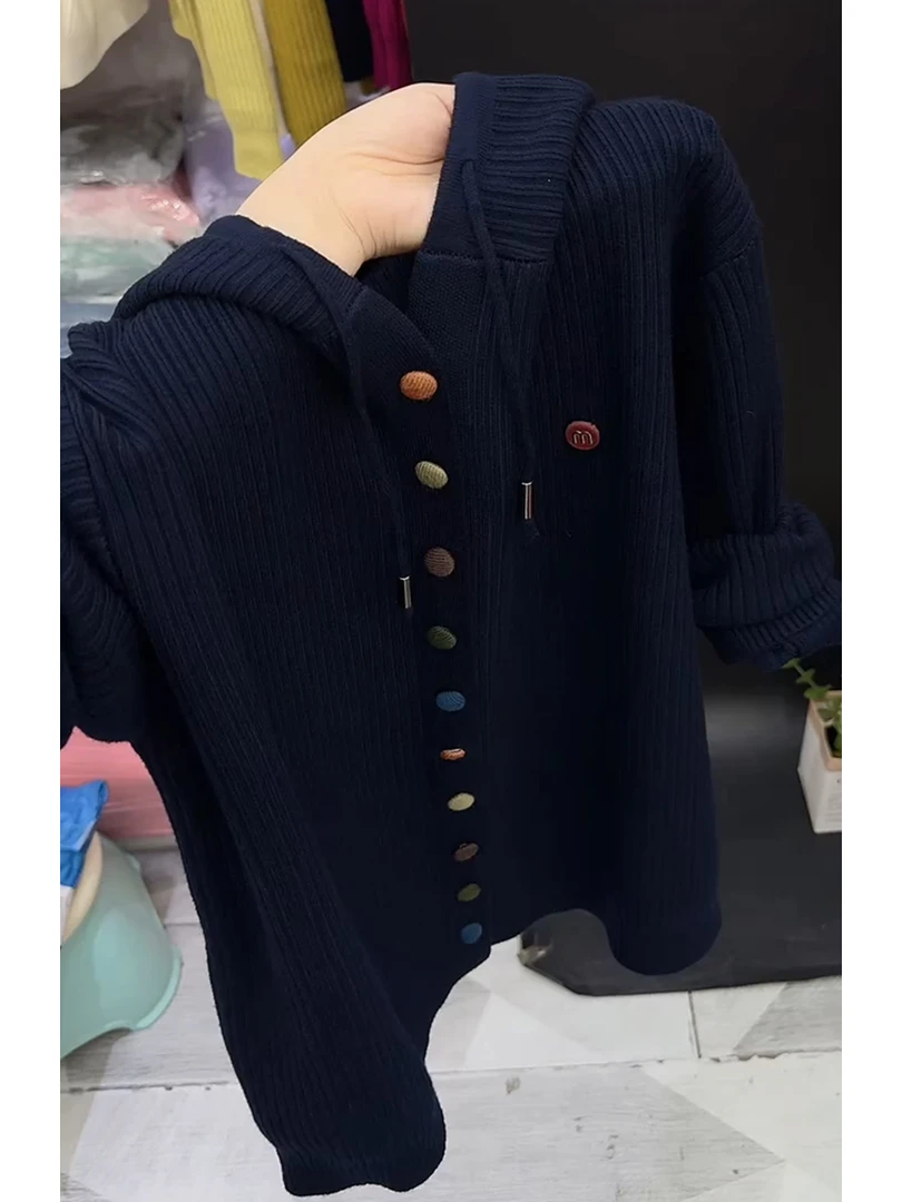 藏青色洋气连帽长袖针织开衫女装秋冬季2025新款彩色纽扣外搭上衣