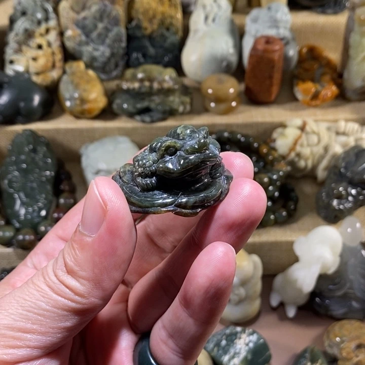 透闪石质玉未镶嵌挂件