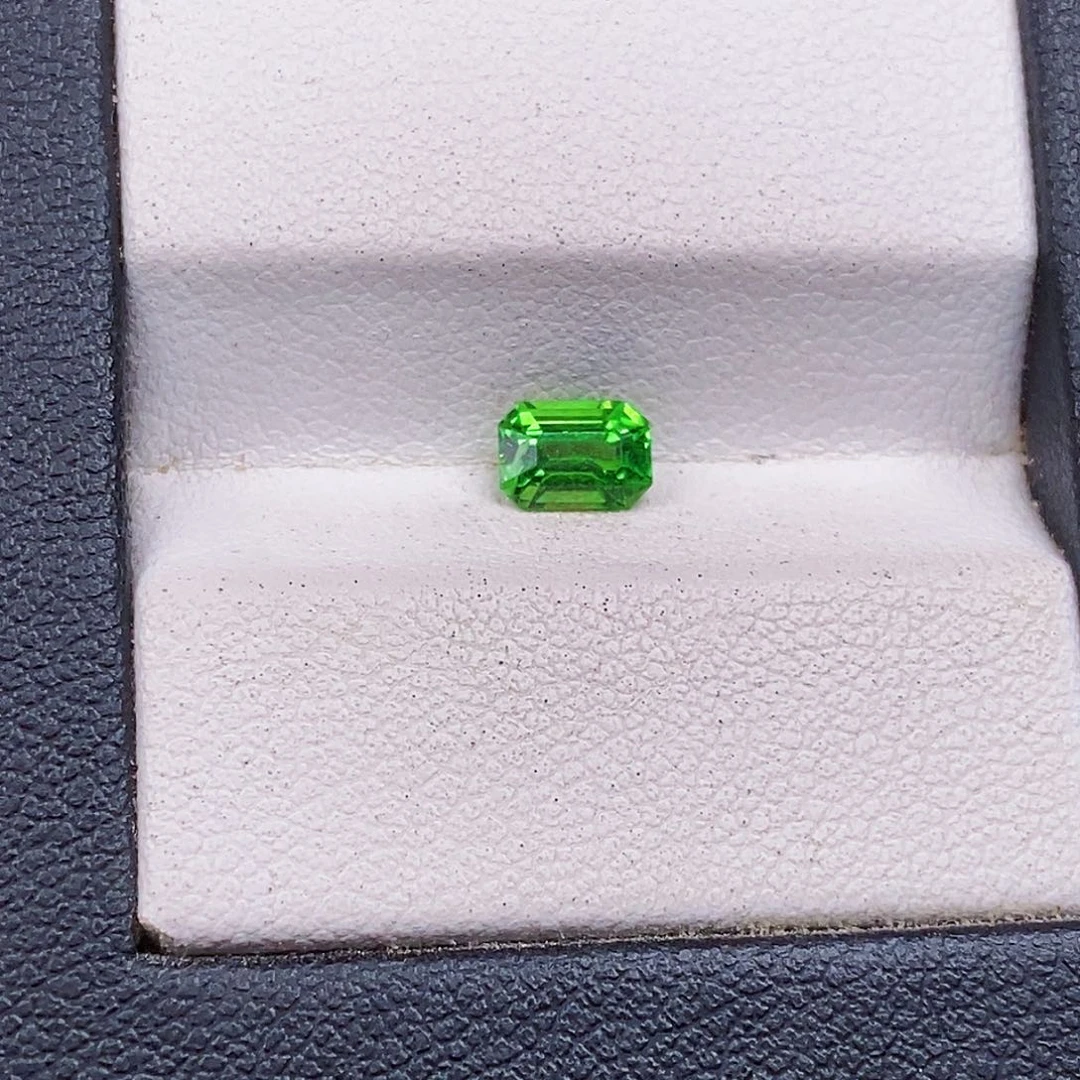 未镶嵌裸石石榴石（芬达石）0.66ct