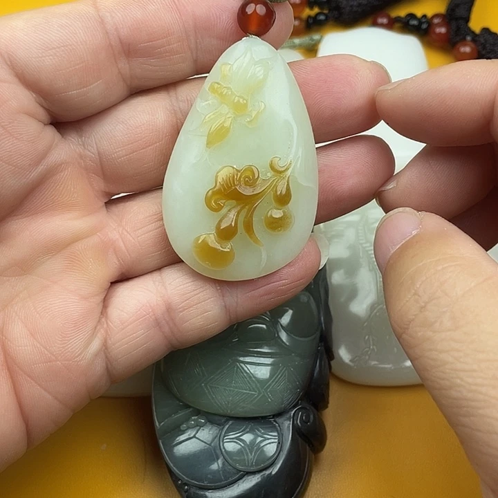 颈饰未镶嵌和田玉（糖玉）
