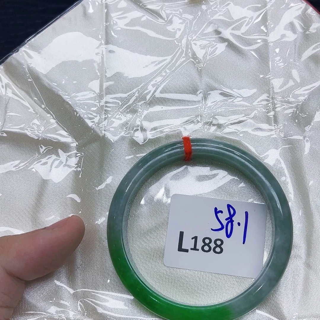 翡翠手镯未镶嵌多样性