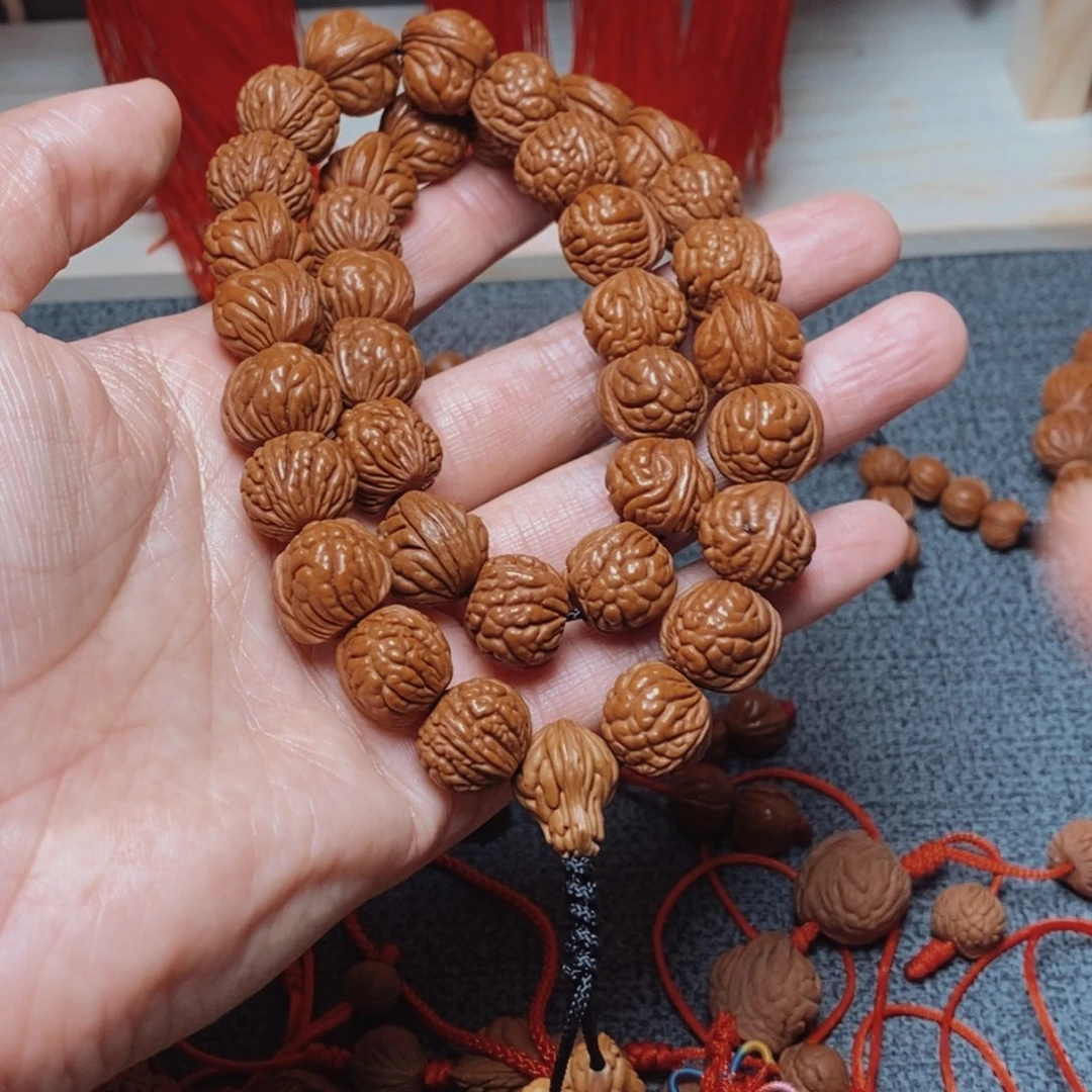 睿***金吊坠桃核桃枭手持1