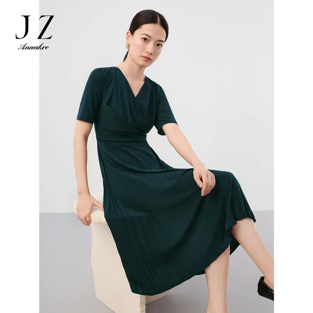 玖姿安娜蔻优雅简约围裹收腰压褶长款垂坠连衣裙女25夏JTEX50033