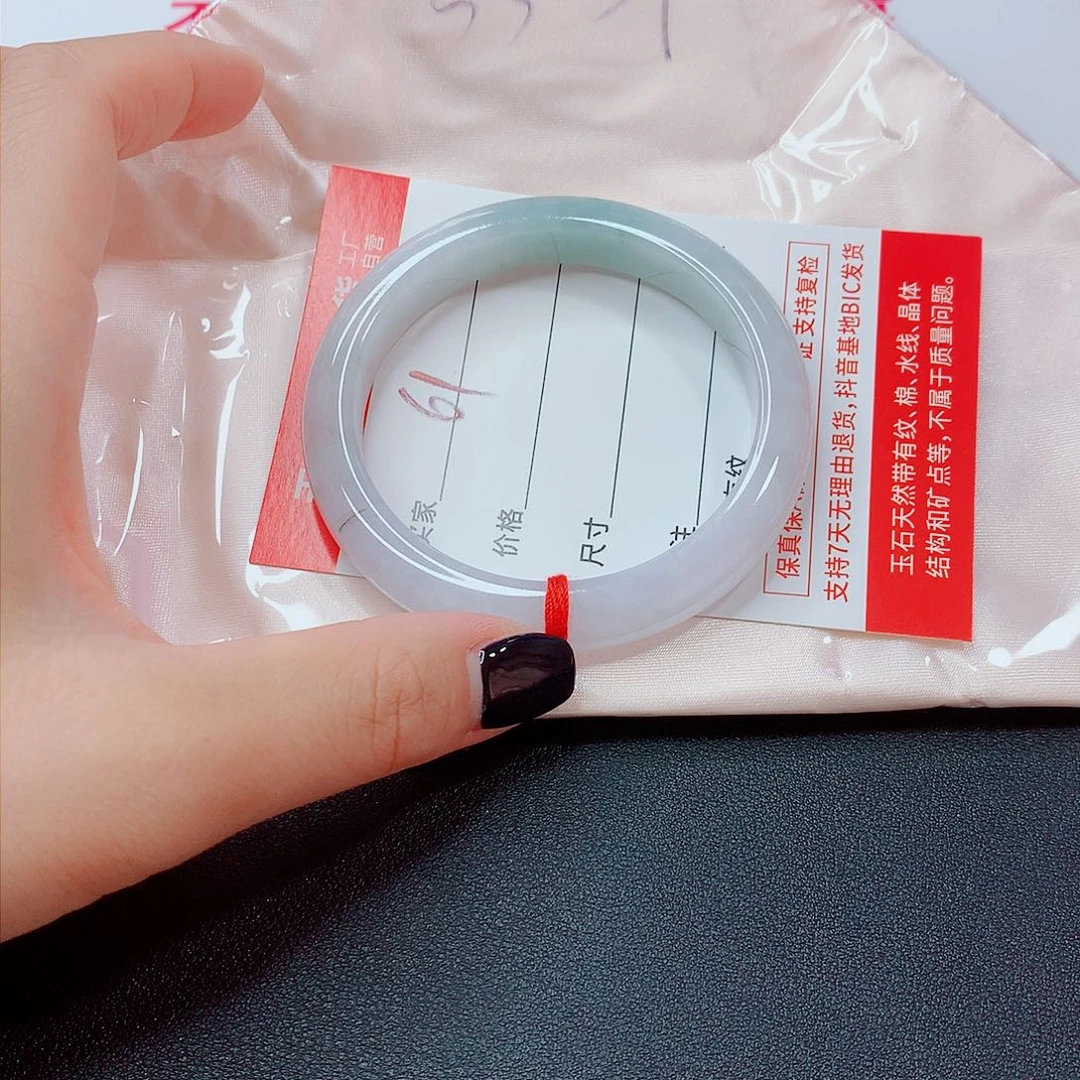 翡翠手镯未镶嵌翡翠