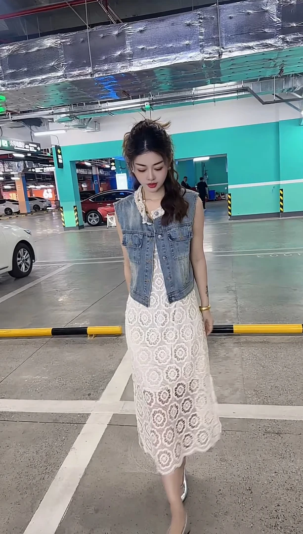 炫彩阁2588【牛仔马甲搭配钩花一边开衩设计无袖连衣裙】