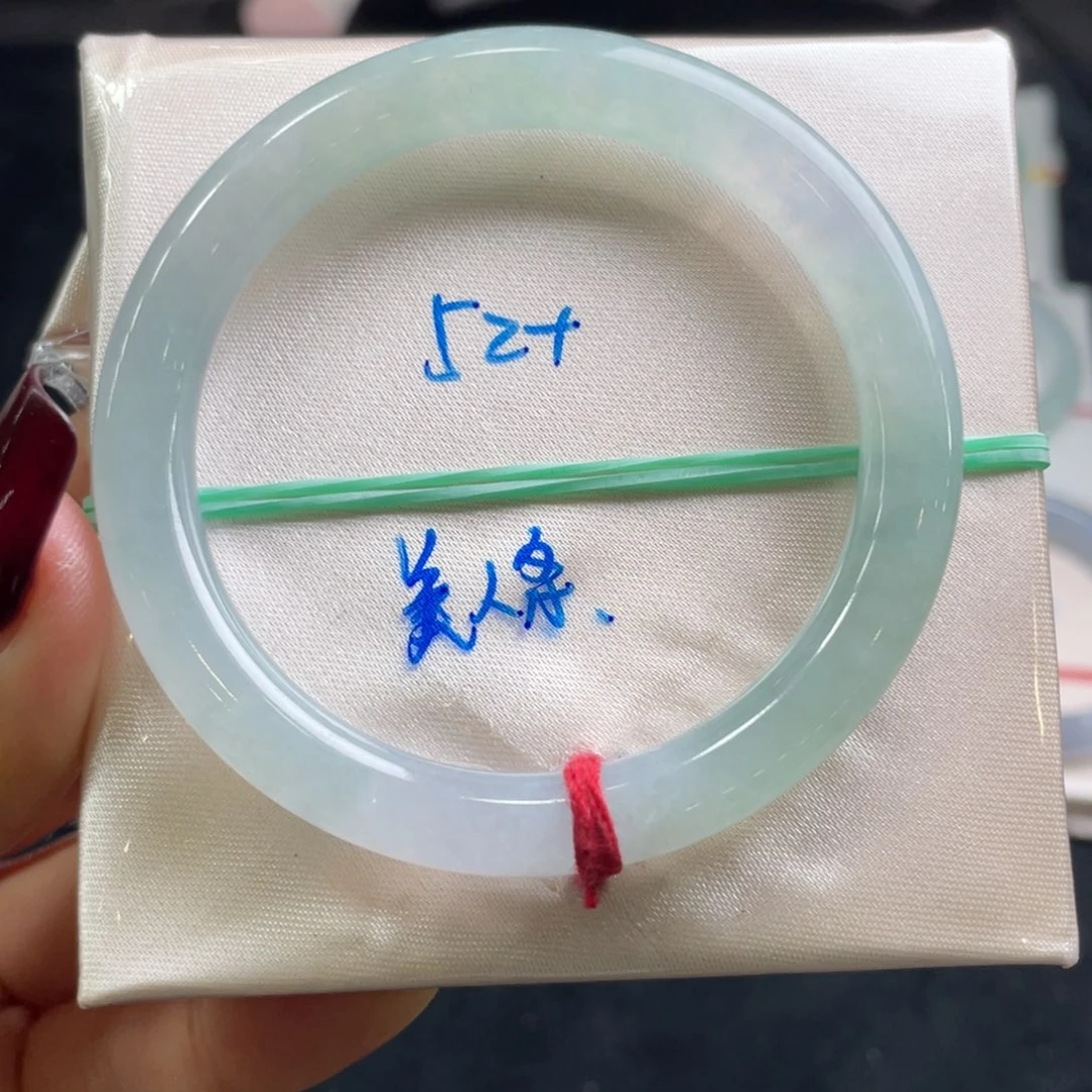 翡翠手镯未镶嵌翡翠手镯