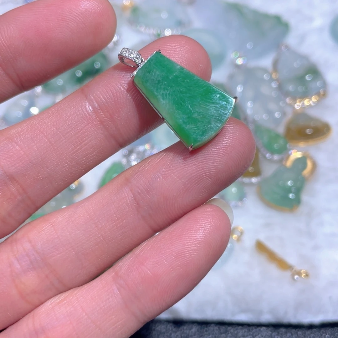 翡翠18K金镶嵌颈饰翡翠