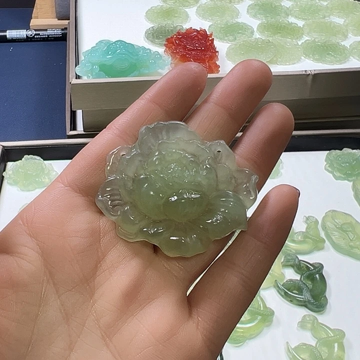 蛇纹石玉颈饰未镶嵌小**空