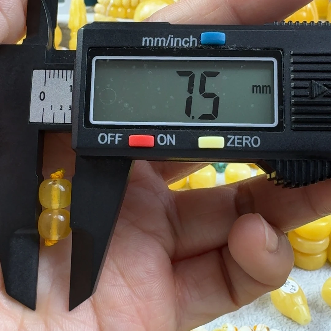 q***x蜜蜡未镶嵌裸石35杂
