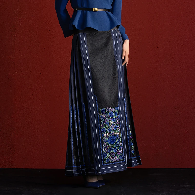 生活在左桑蚕丝改良马面裙国潮绣花新中式2025春季新品长裙女