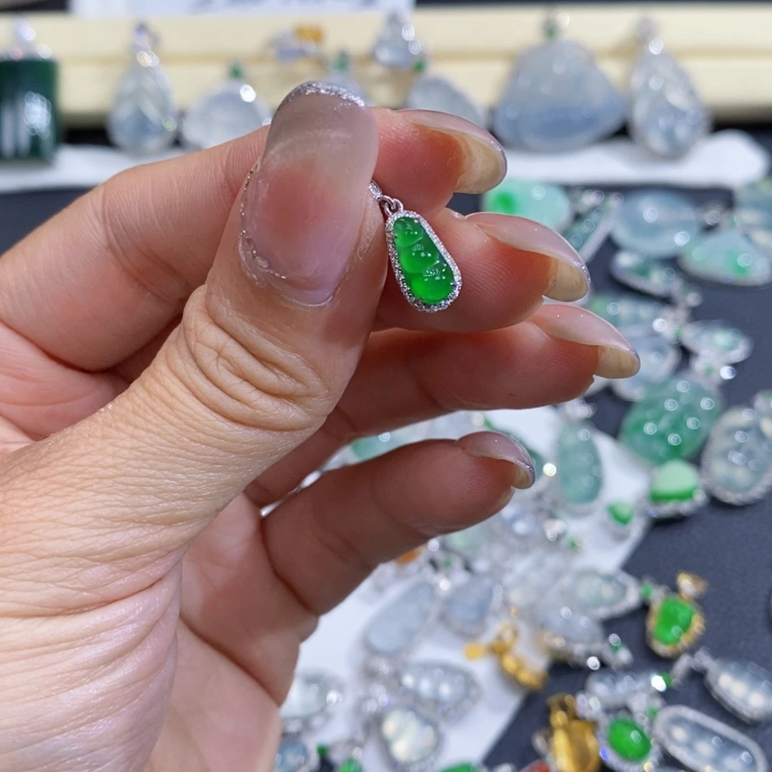 灏***崽翡翠18K金镶嵌颈饰