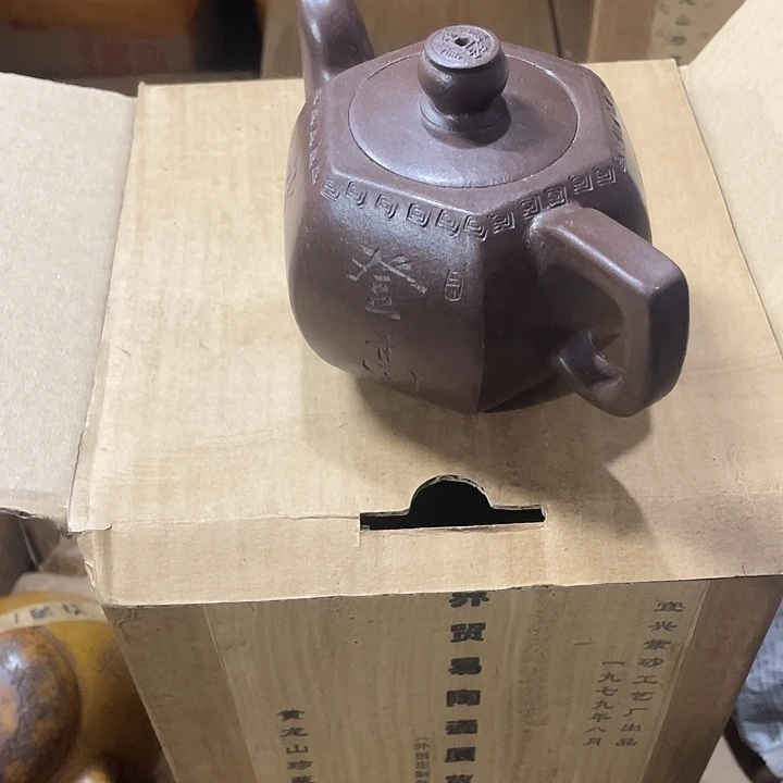 茶壶紫砂原矿泥料手工制作的一把紫砂壶。