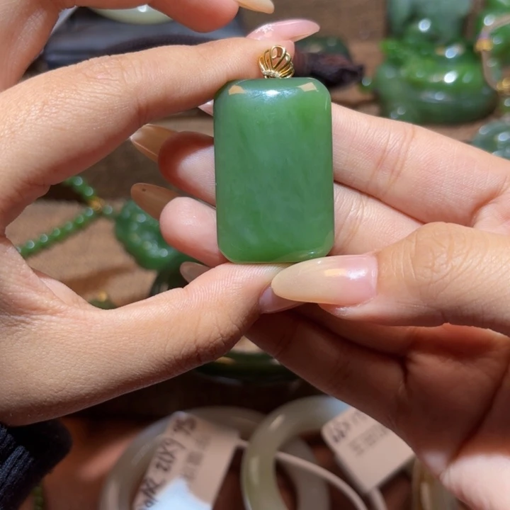 颈饰18K金镶嵌和田玉（碧玉）