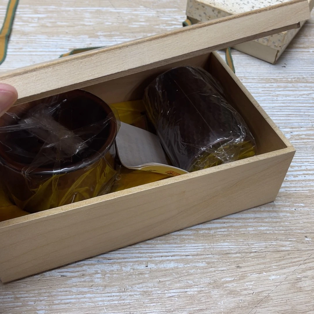 瓷片天****9密密麻麻地排列着一个