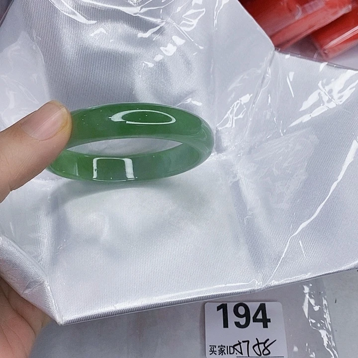 翡翠未镶嵌手镯一图一物实物为准（微瑕处理）