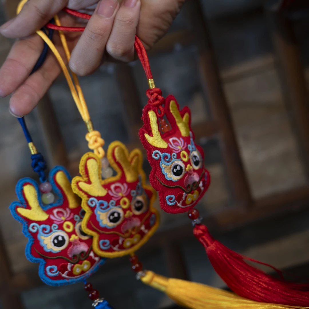 羌族刺绣“龙王送包”香囊 挂件