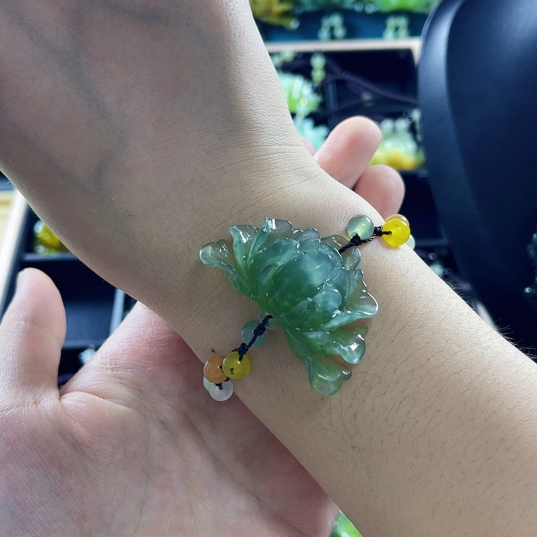 蛇纹石玉颈饰合金