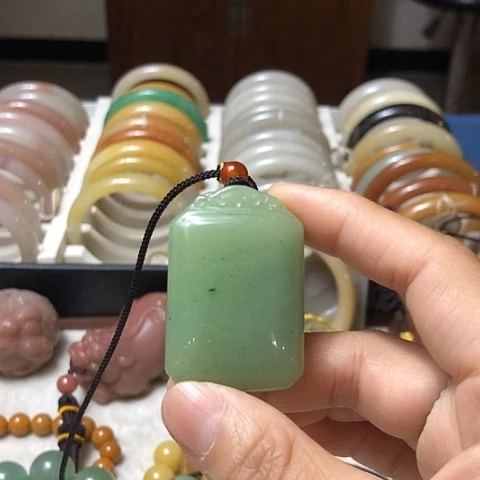 石英质玉未镶嵌颈饰