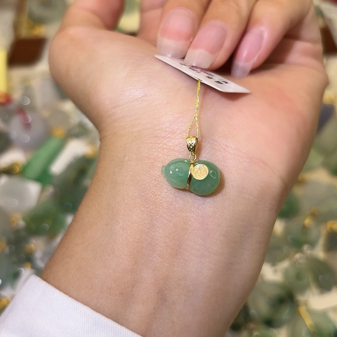 翡翠18K金镶嵌颈饰葫芦