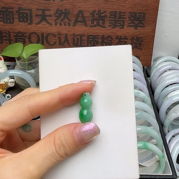 翡翠未镶嵌颈饰葫芦吊坠