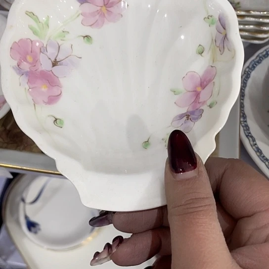 L***?瓷器上还有一些花纹较小