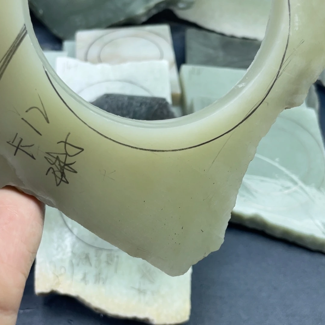 胡***。未镶嵌手镯和田玉珠子