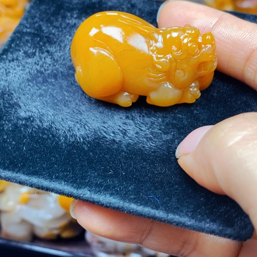 未镶嵌石英质玉（黄龙玉）颈饰
