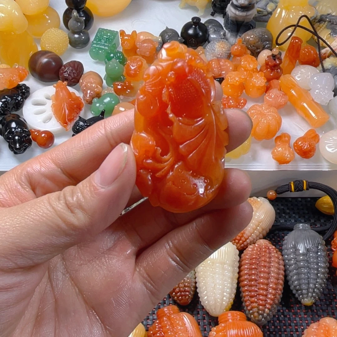 ღ***琪石英质玉（金丝玉）未镶嵌颈饰