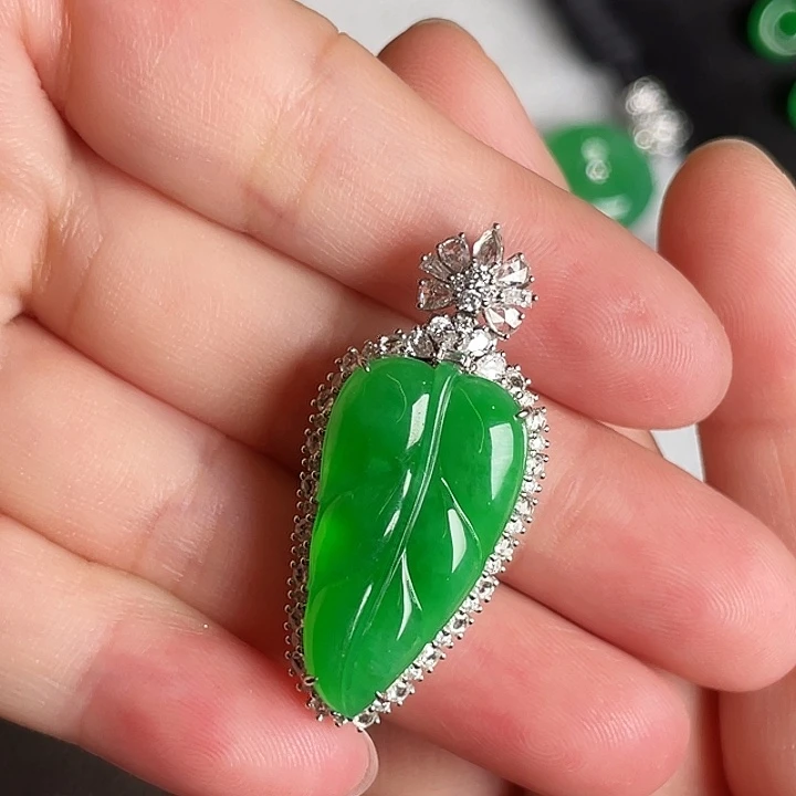 翡翠18K金镶嵌颈饰吊坠