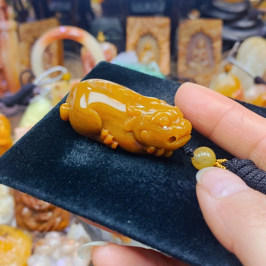 未镶嵌石英质玉（黄龙玉）颈饰