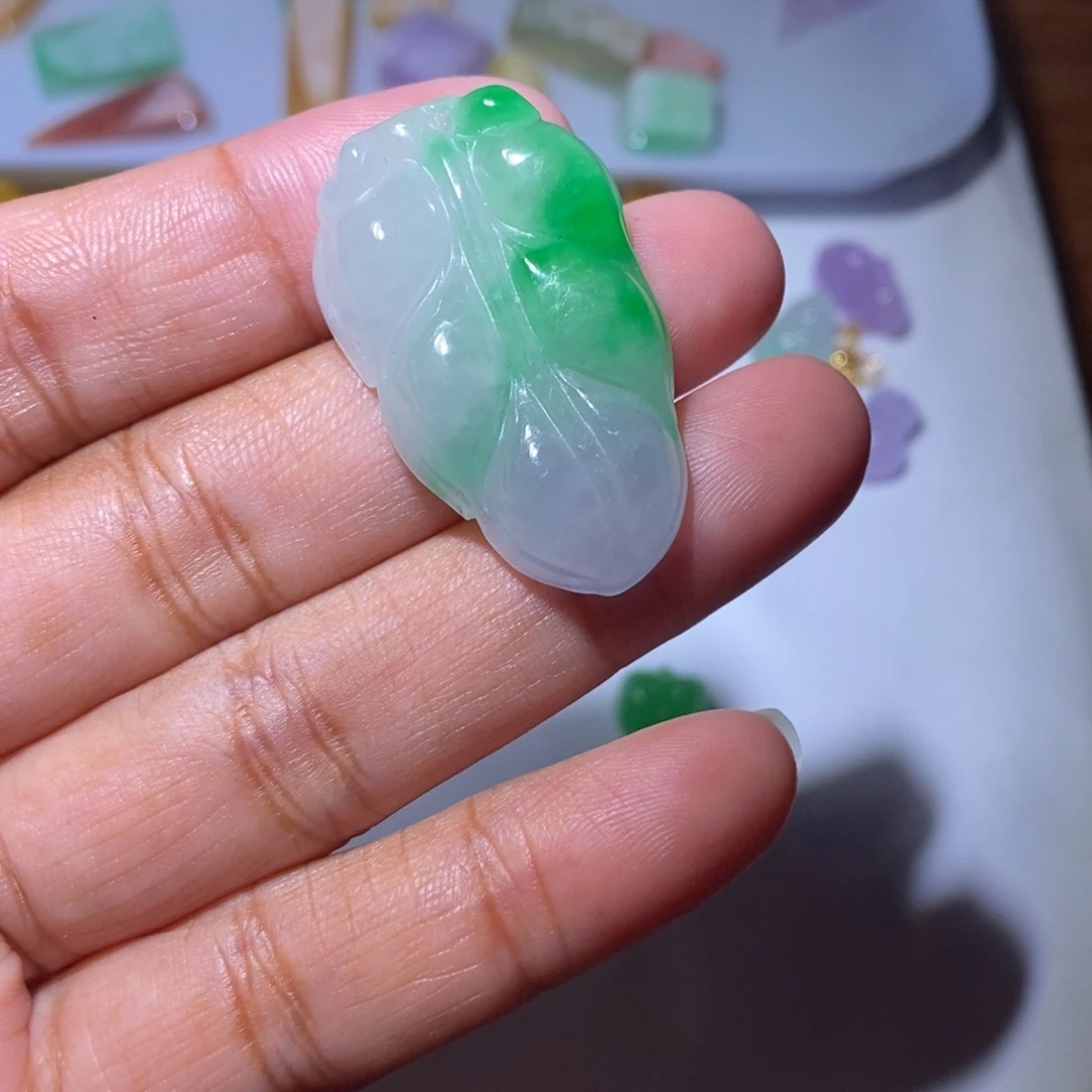 颈饰未镶嵌翡翠?