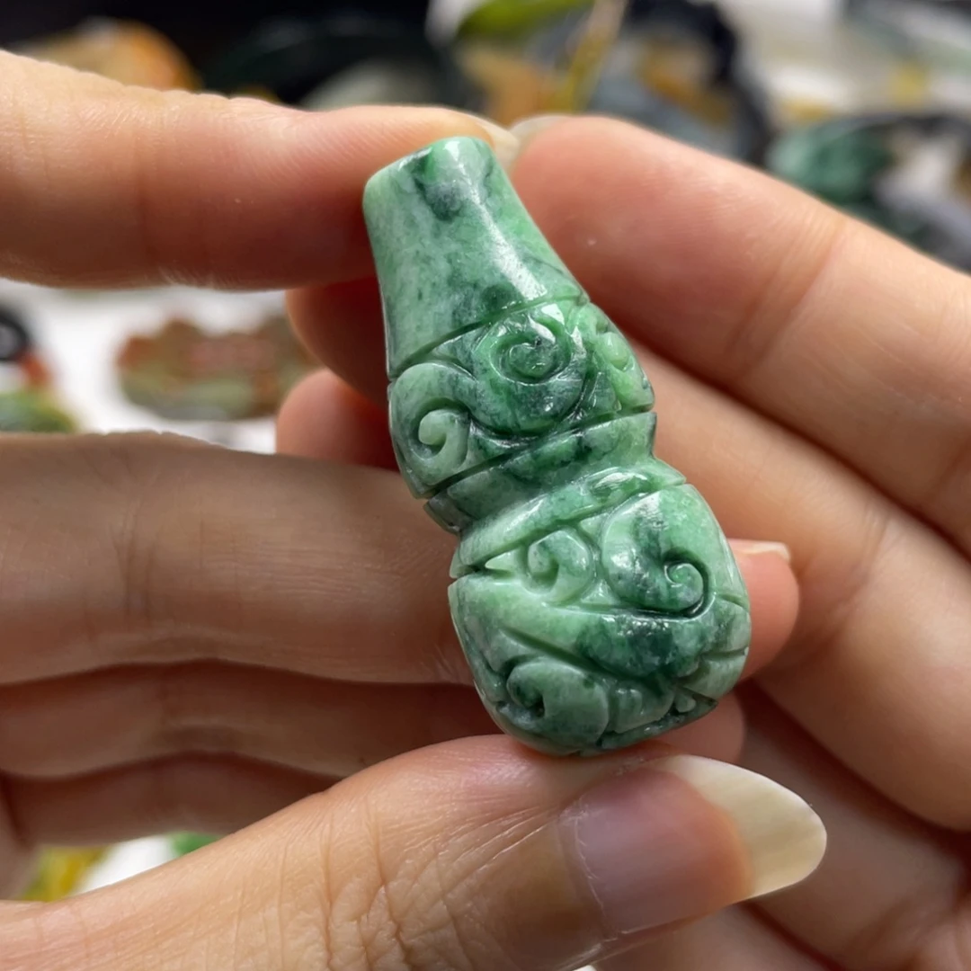 翡翠未镶嵌颈饰牌子