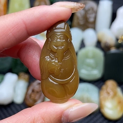 和田玉未镶嵌颈饰吾***中