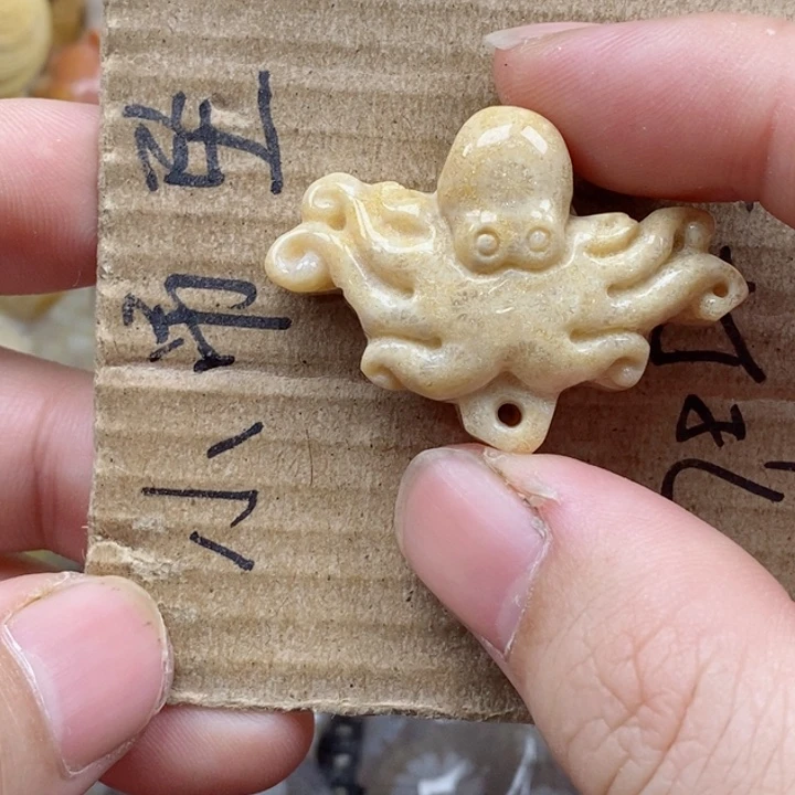 颈饰未镶嵌硅化珊瑚（珊瑚玉）天*斋