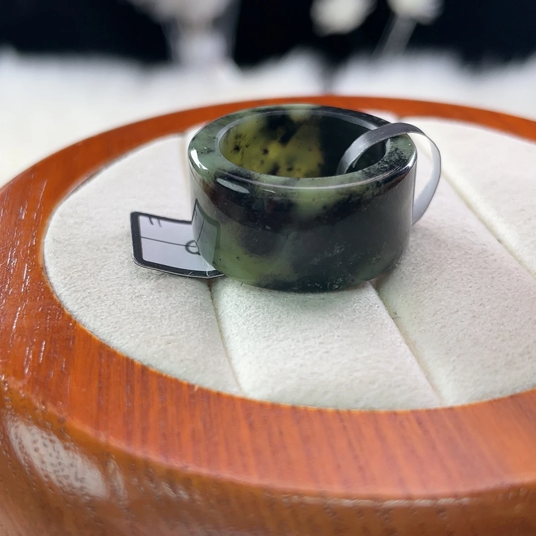 和田玉未镶嵌戒指l55。多彩碧玉圆切。18.6。不退换