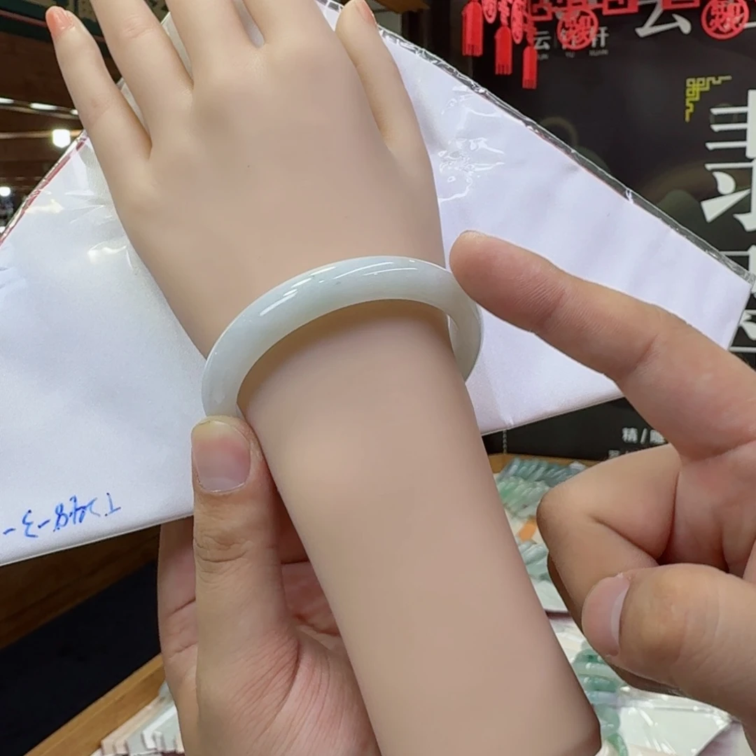 翡翠手镯未镶嵌翡翠