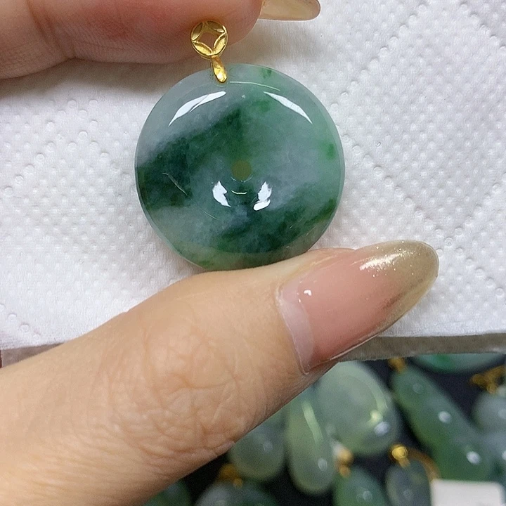 翡翠未镶嵌颈饰挂件