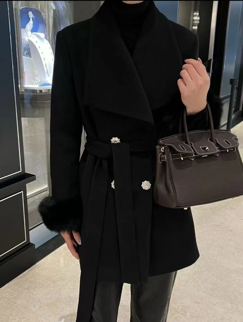 李园家2号店-822-年款钻扣狐狸毛袖口外套