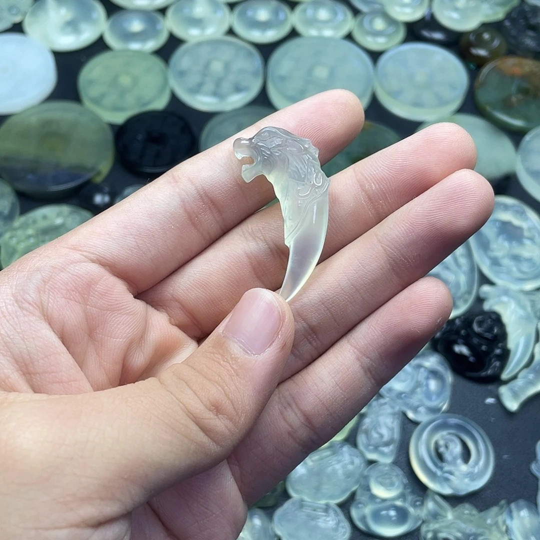 岫玉未镶嵌颈饰狼牙