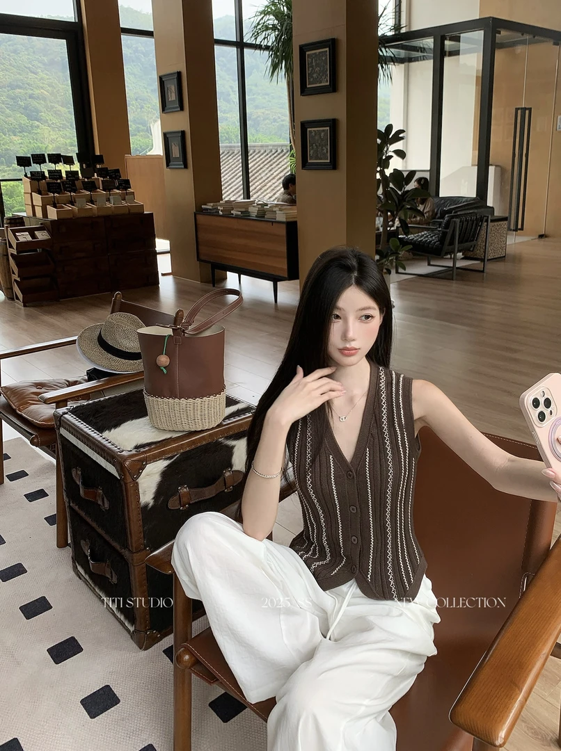 TITI - STUDIO“咖色条纹”老钱风条纹v领无袖针织背心马甲套装