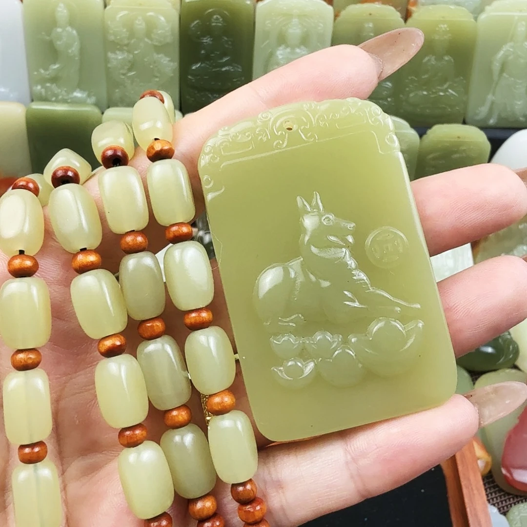 果绿色生肖狗吊坠